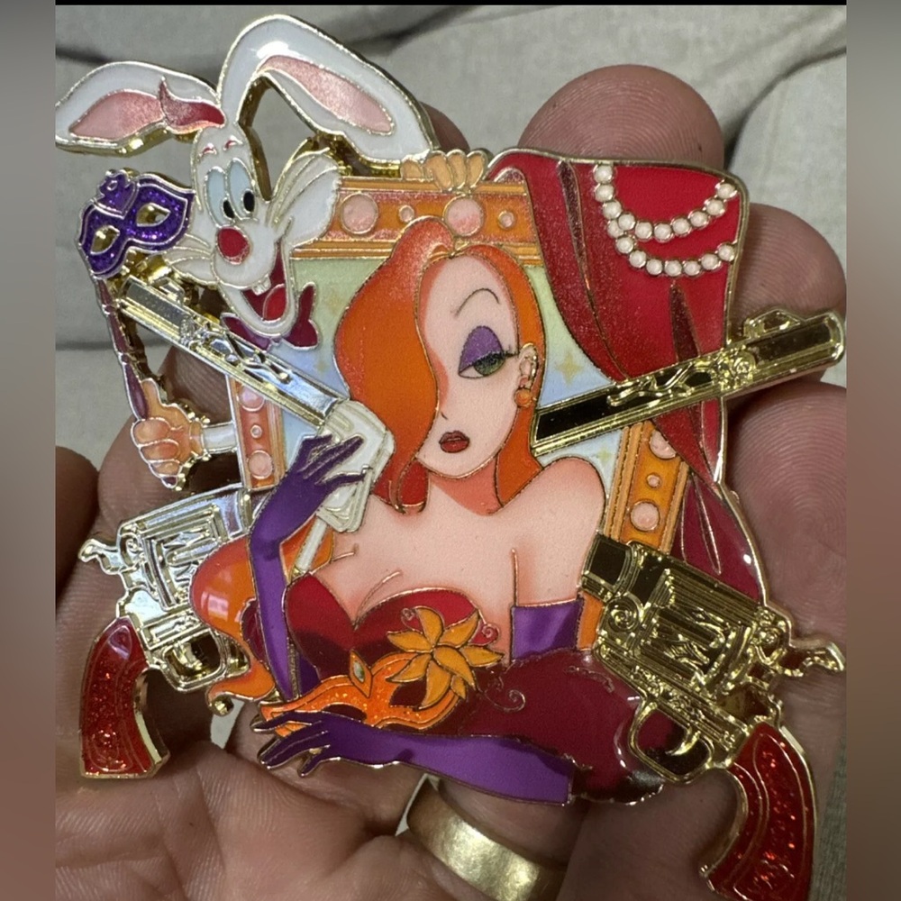 Disney Who Framed Roger Rabbit  Jessica Rabbit Jumbo  LE fantasy pin With Guns